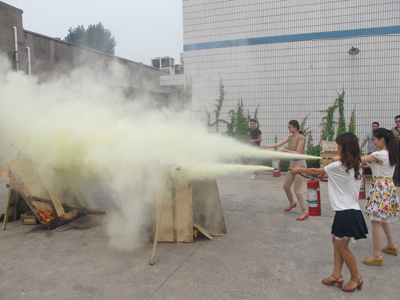 人人參與消防-共創(chuàng)平安和諧-益和熱力公司開展消防、逃生演練
