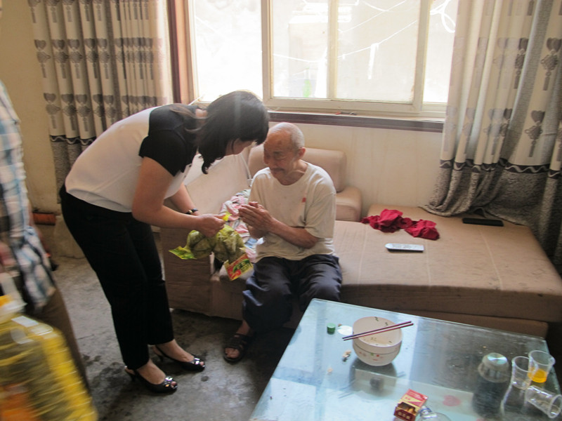 益和熱力公司端午節(jié)開展“送溫暖、獻(xiàn)愛心”活動(dòng)